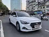 Photo 2 - Hyundai Elantra