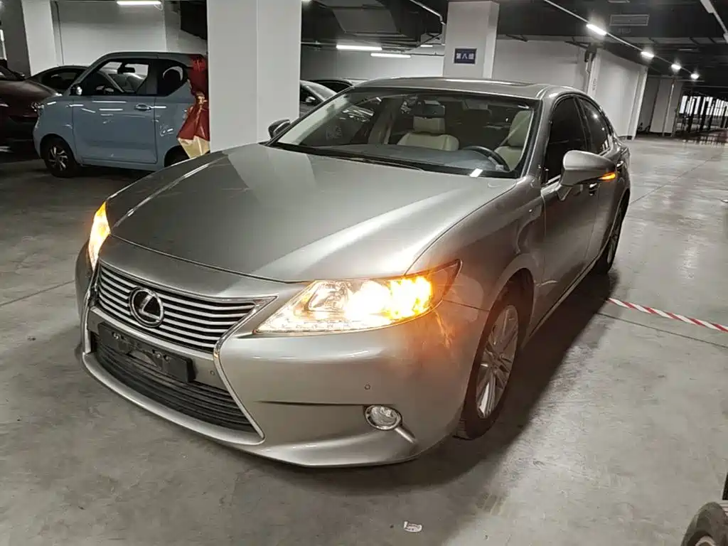 Фото 2 - Lexus ES