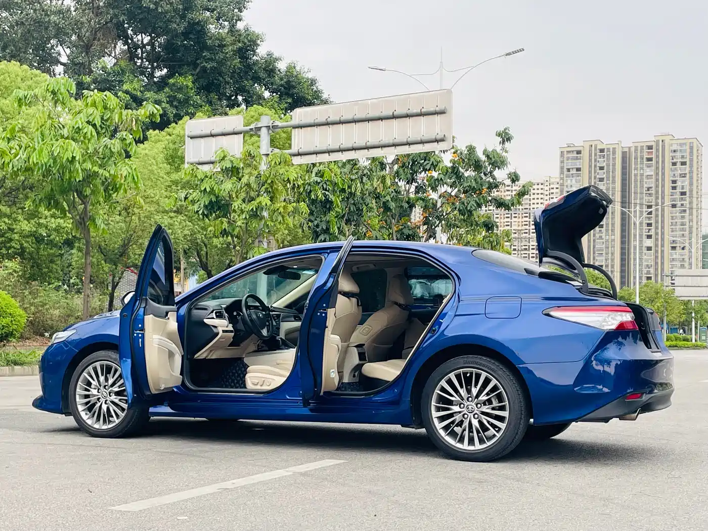Toyota Camry 2018 Hybrid 2.5HG Luxury Edition фото 7