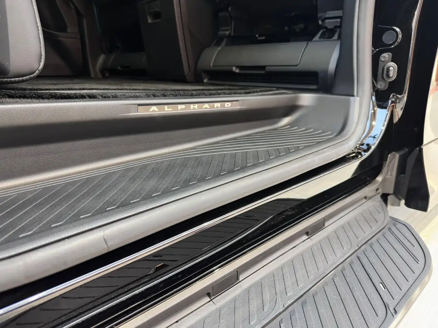 Toyota Alphard 2025 Hybrid 2.5L Prestige Gold Edition фото 16