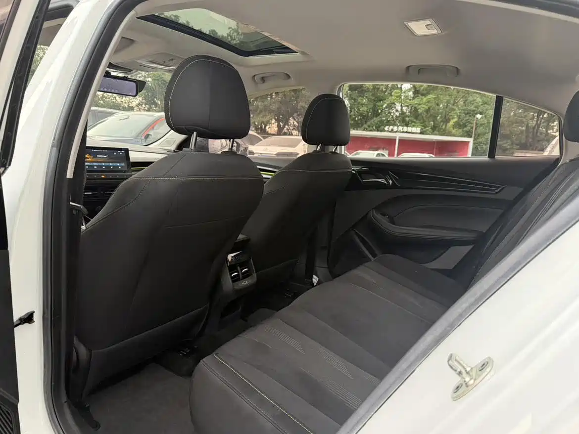 Фото 8 - Roewe i5