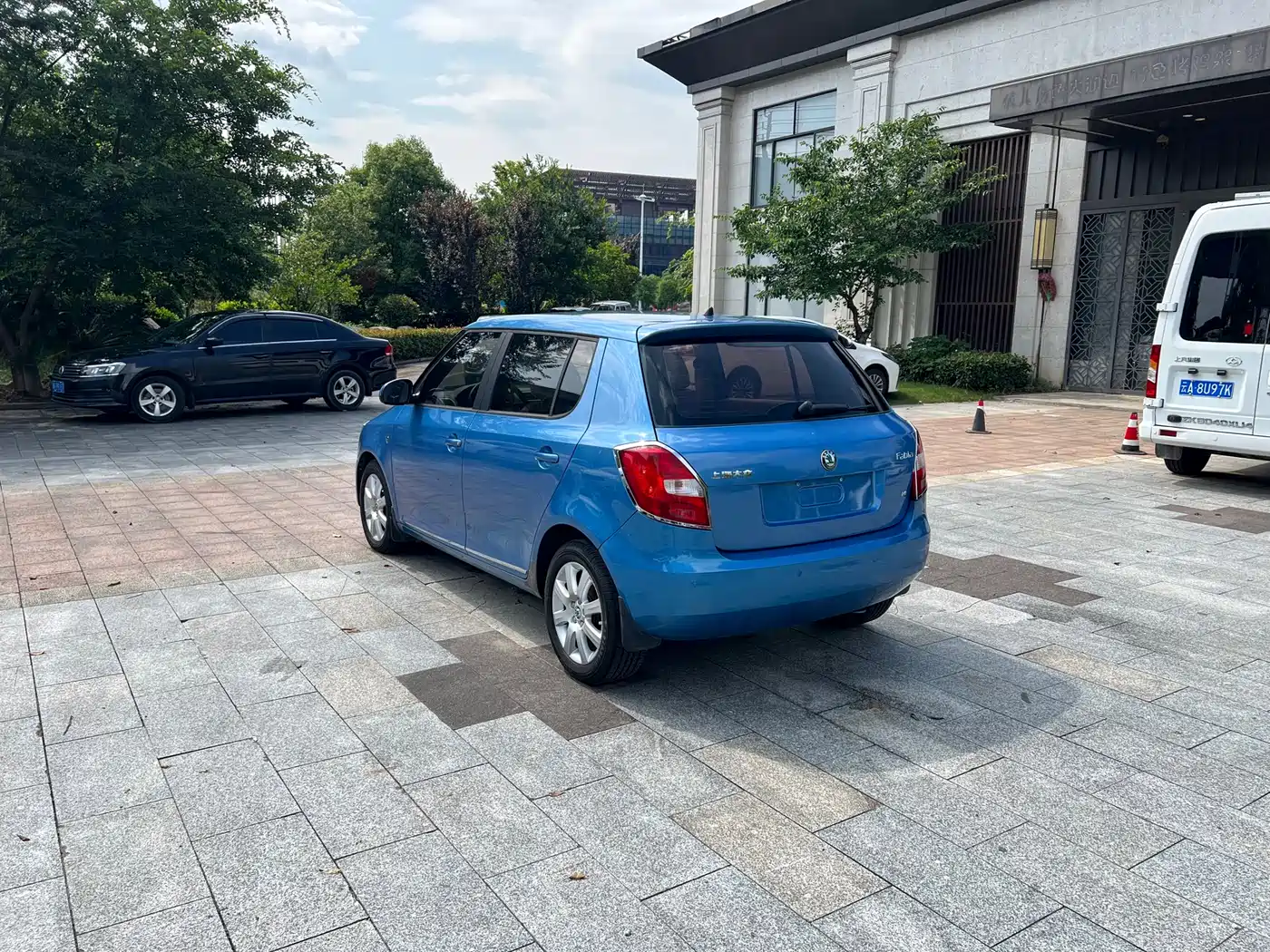 Škoda Fabia 2011 1.4L Automatic Crystal Edition фото 17