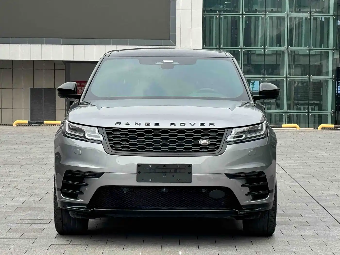 Land Rover Range Rover Velar 2021 P250 Gloss Black Collector's Edition фото 2