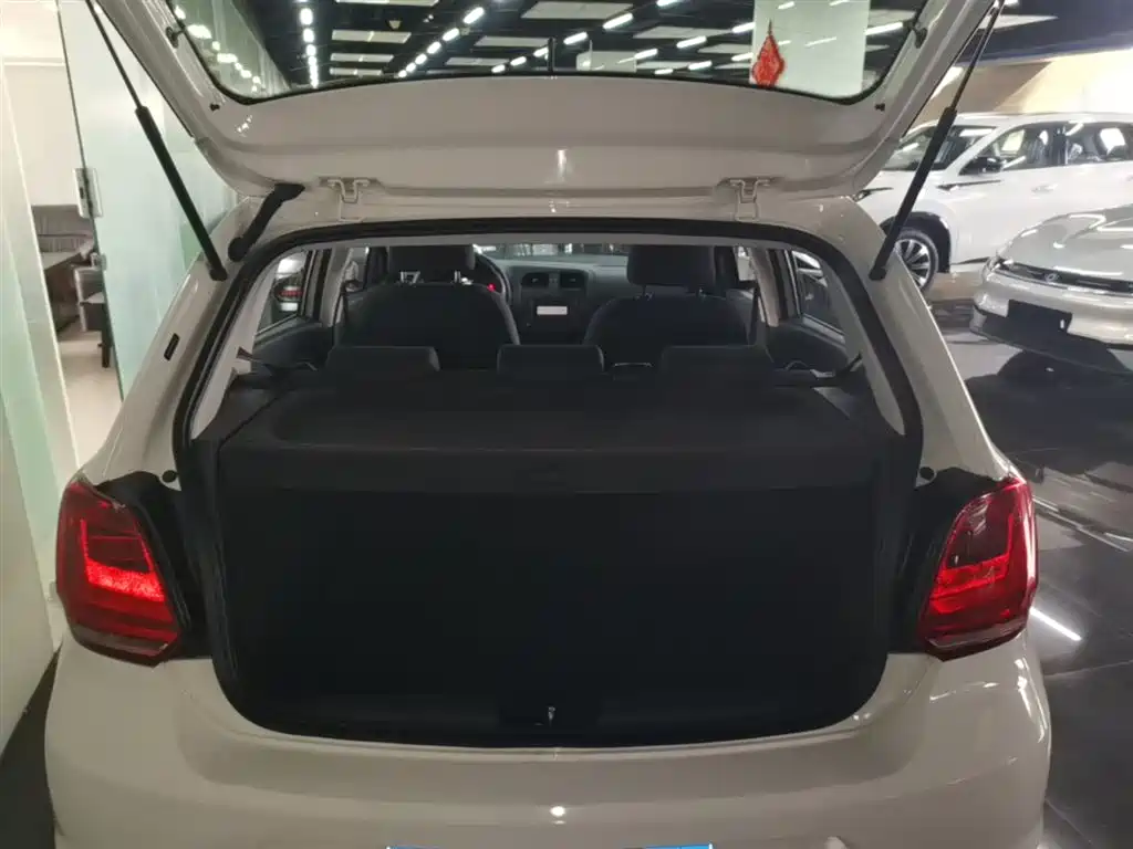 Volkswagen Polo 2014 1.4L Manual Trend Edition фото 19