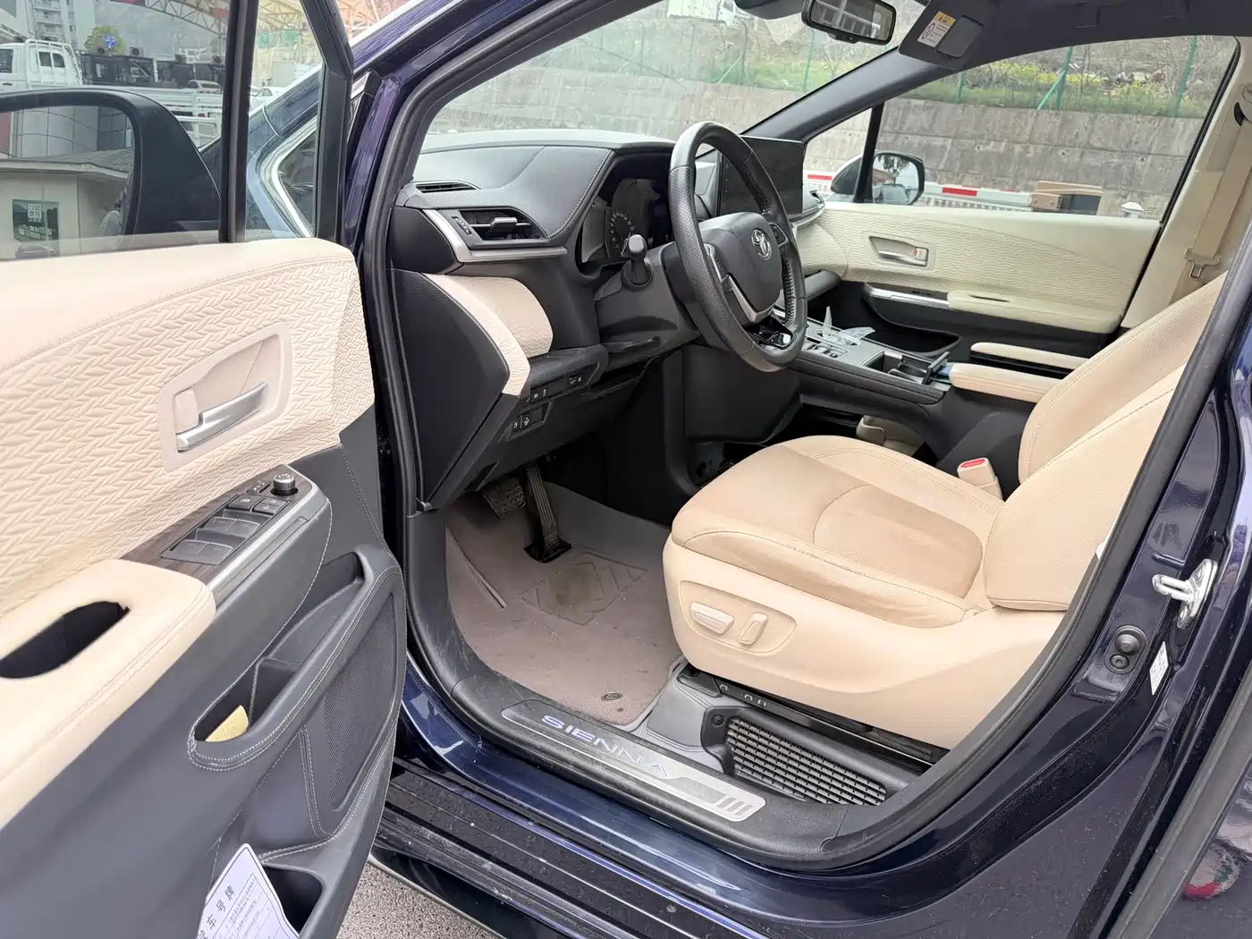 Toyota Sienna 2021 2.5L Hybrid Premium Edition фото 4