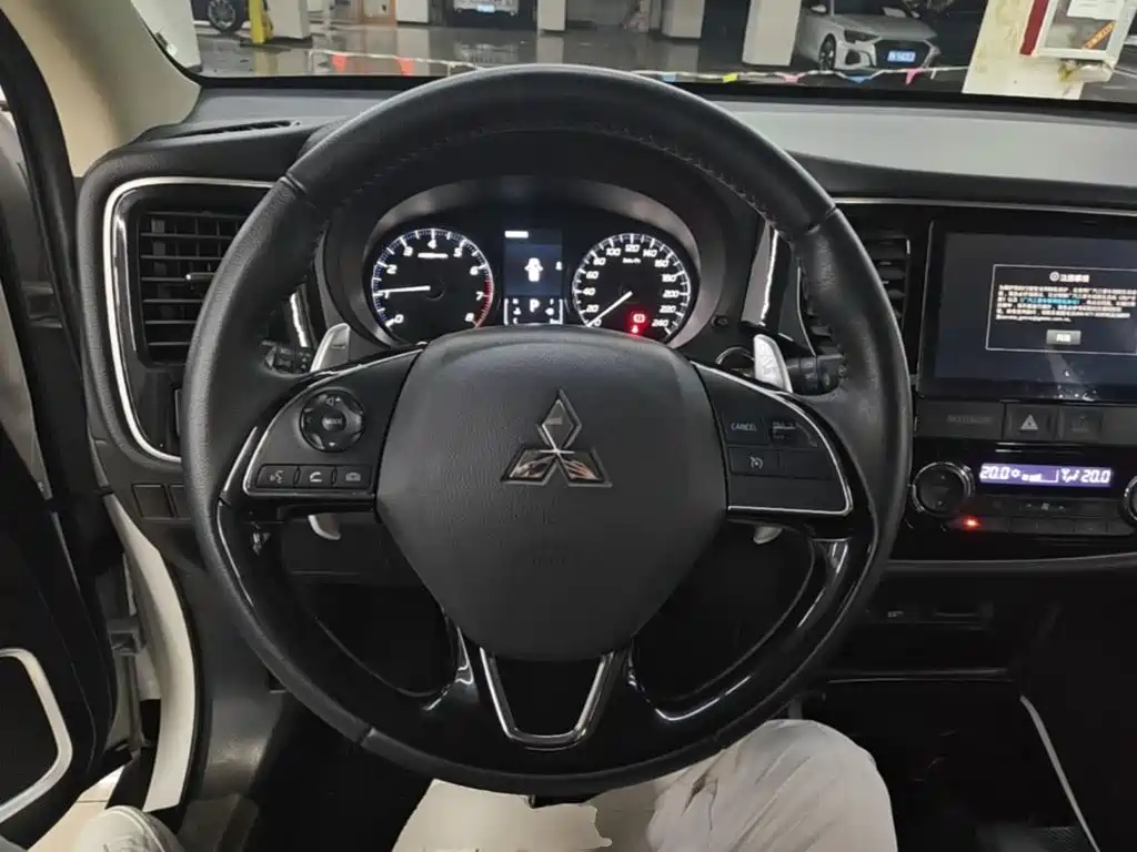MITSUBISHI OUTLANDER