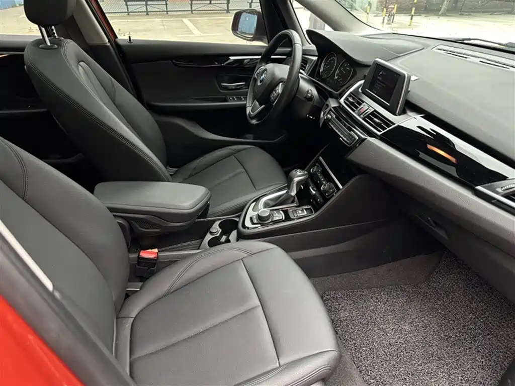 BMW 2 Series Touring 2019 218i Leading фото 16