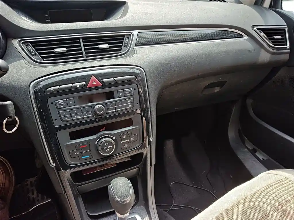 Peugeot 308 2014 Model Joy Edition Classic 1.6L Automatic Superior Style фото 6