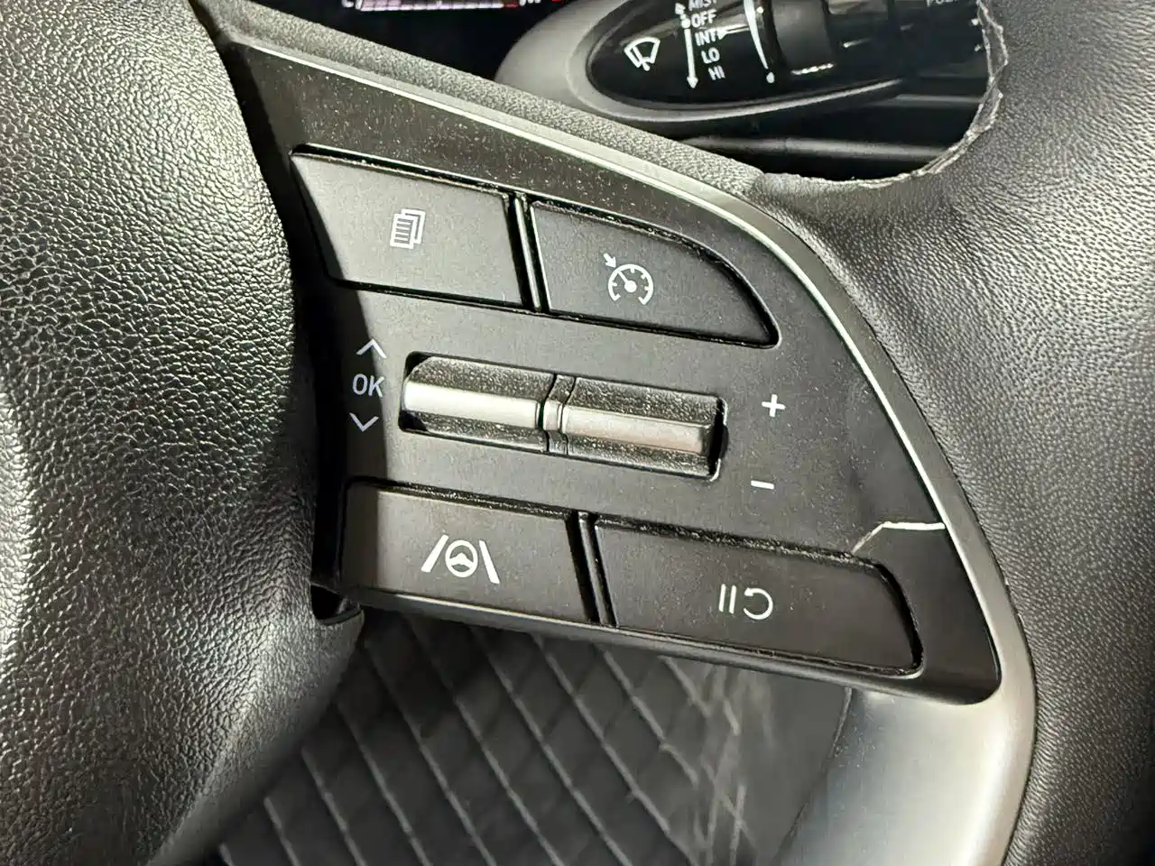 Hyundai Elantra 2022 1.5L CVT LUX Premium Edition фото 10