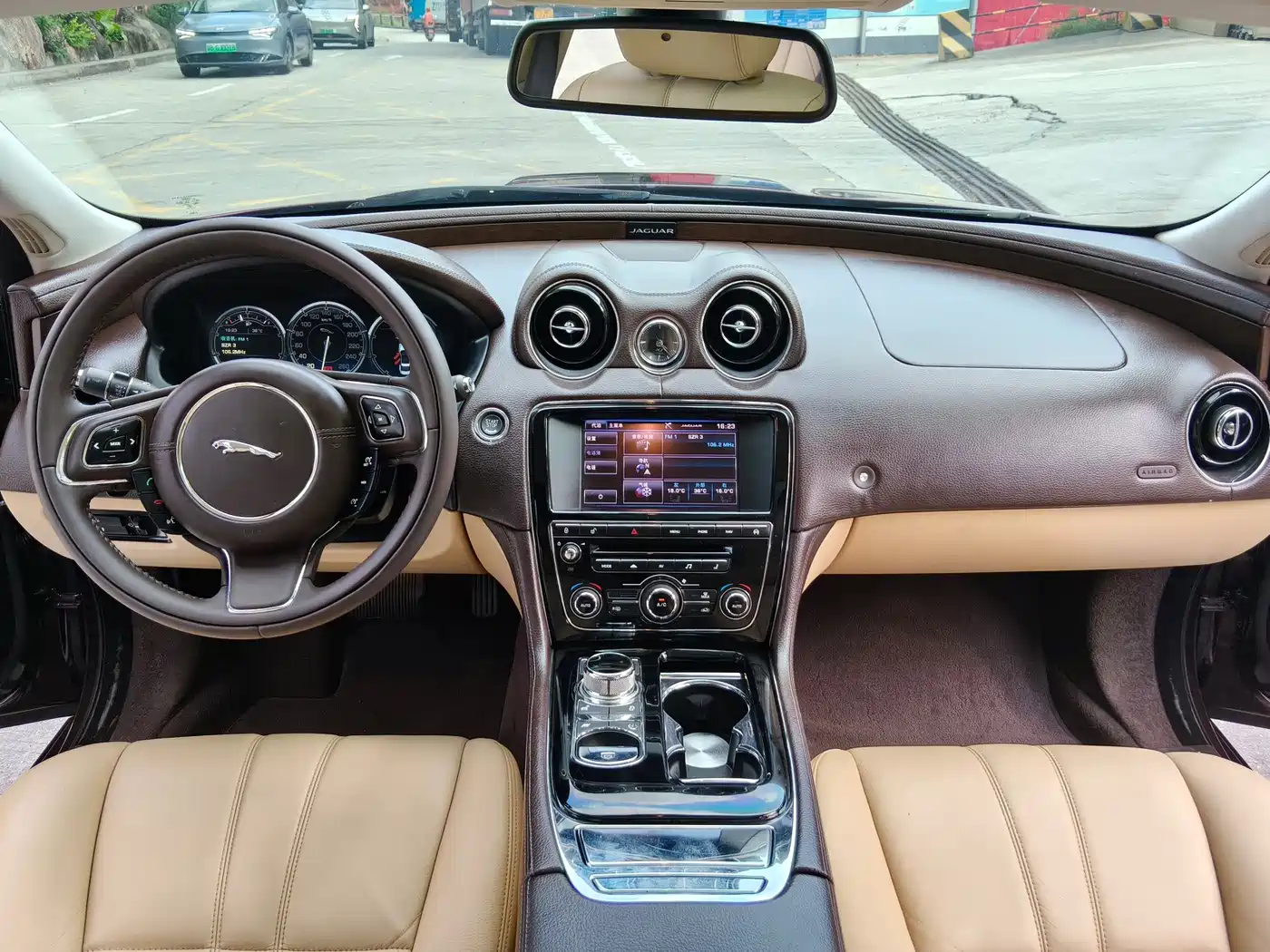 Photo 8 - Jaguar XJ