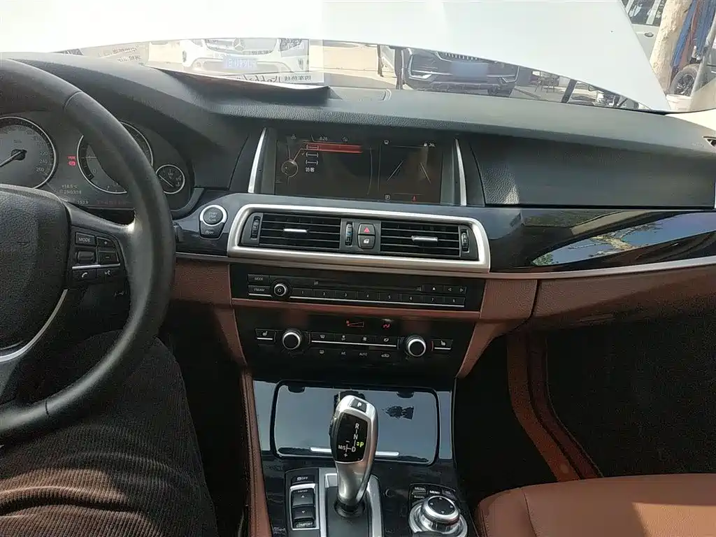 BMW 5 Series 2017 520Li Classic Edition фото 10
