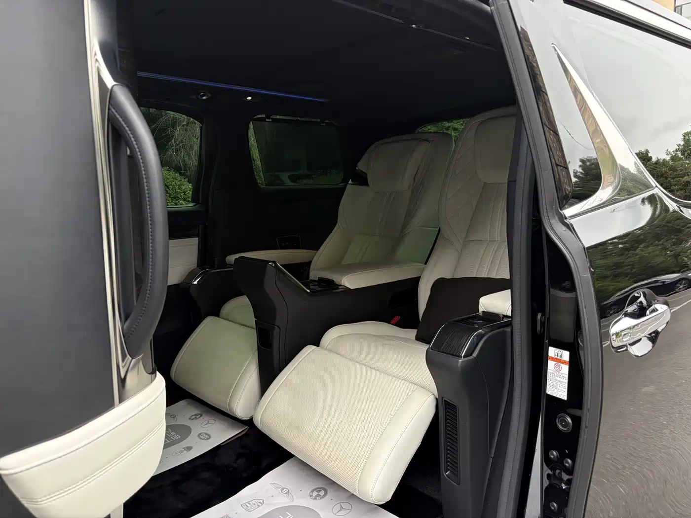 Lexus LM 2021 2020 300h 4-Seat Imperial Edition