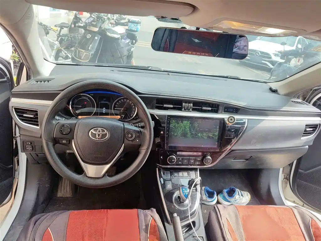 Toyota Corolla 2016 Hybrid 1.8L E-CVT Leading Edition фото 13