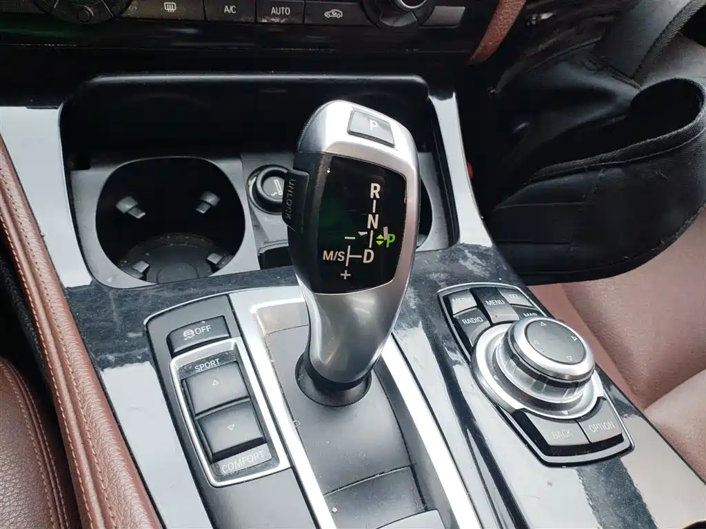 BMW 5 Series (Import) 2014 520i Classic фото 10