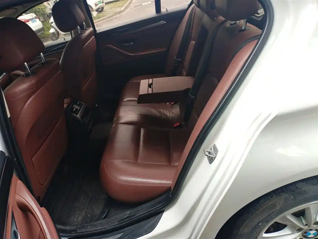 BMW 5 Series (Import) 2014 520i Classic фото 13