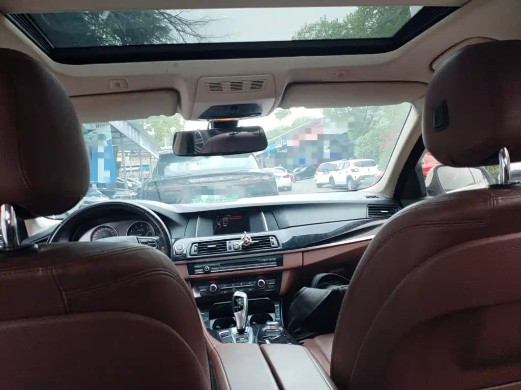 BMW 5 Series (Import) 2014 520i Classic фото 14