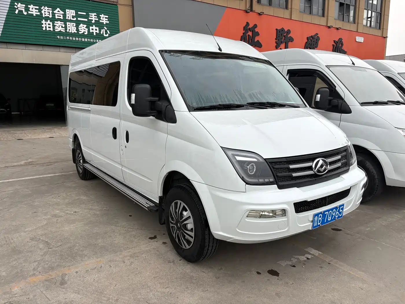 SAIC Maxus Xintu V80 2023 2.0T Manual Classic Aoyun Power Edition Long Wheelbase Medium Roof 6/7/8/9-Seater фото 3
