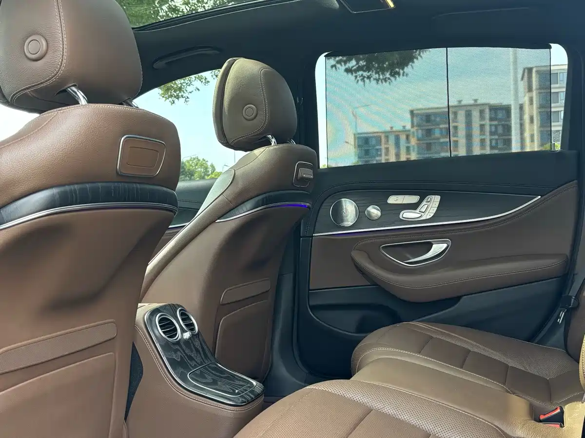 صورة 9 - Mercedes-Benz E-Class