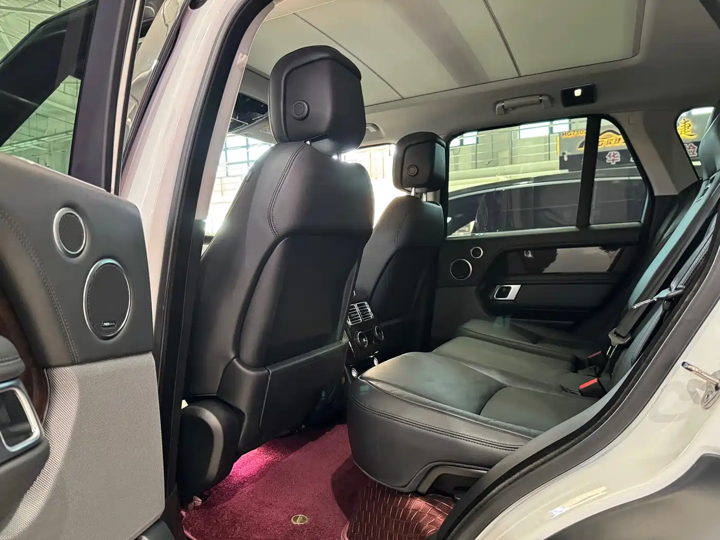 Land Rover Range Rover 2021 3.0 L6 Golden Age Edition фото 10