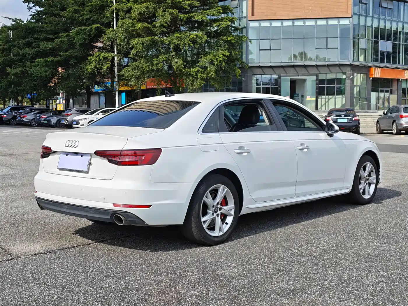 Фото 13 - Audi A4L