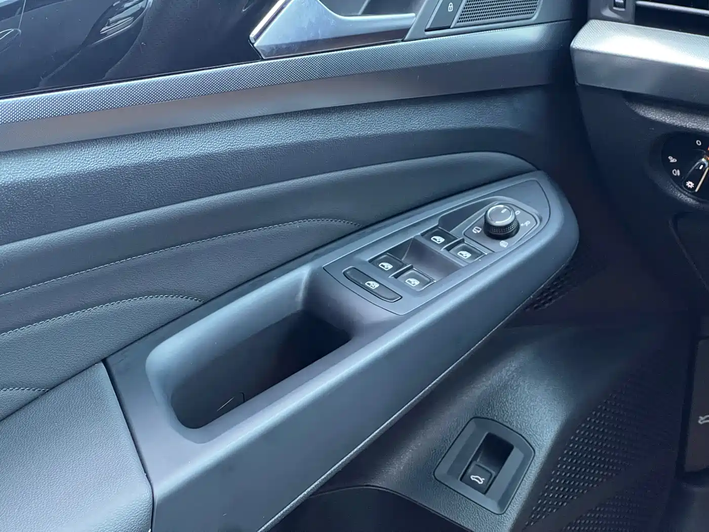 Volkswagen Passat 2023 Facelift 330TSI Starlight Elite Edition фото 18