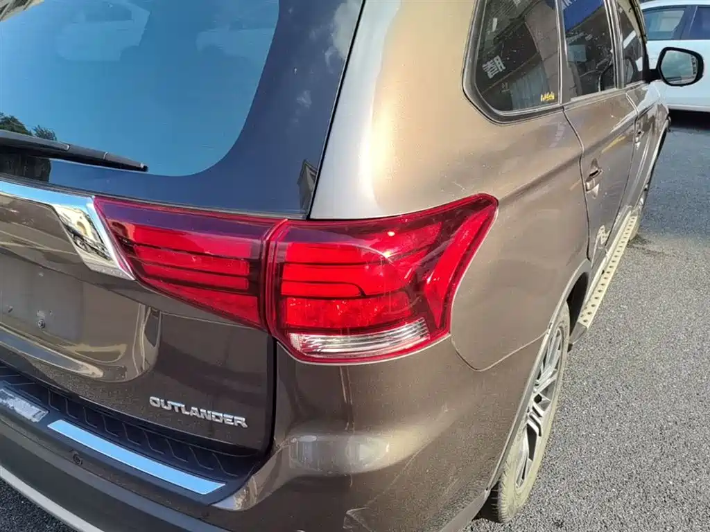MITSUBISHI OUTLANDER