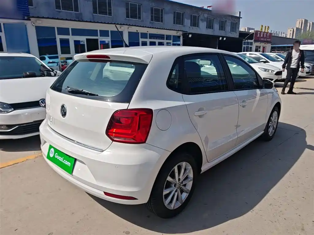 Volkswagen Polo 2014 1.4L Automatic Luxury Edition фото 7