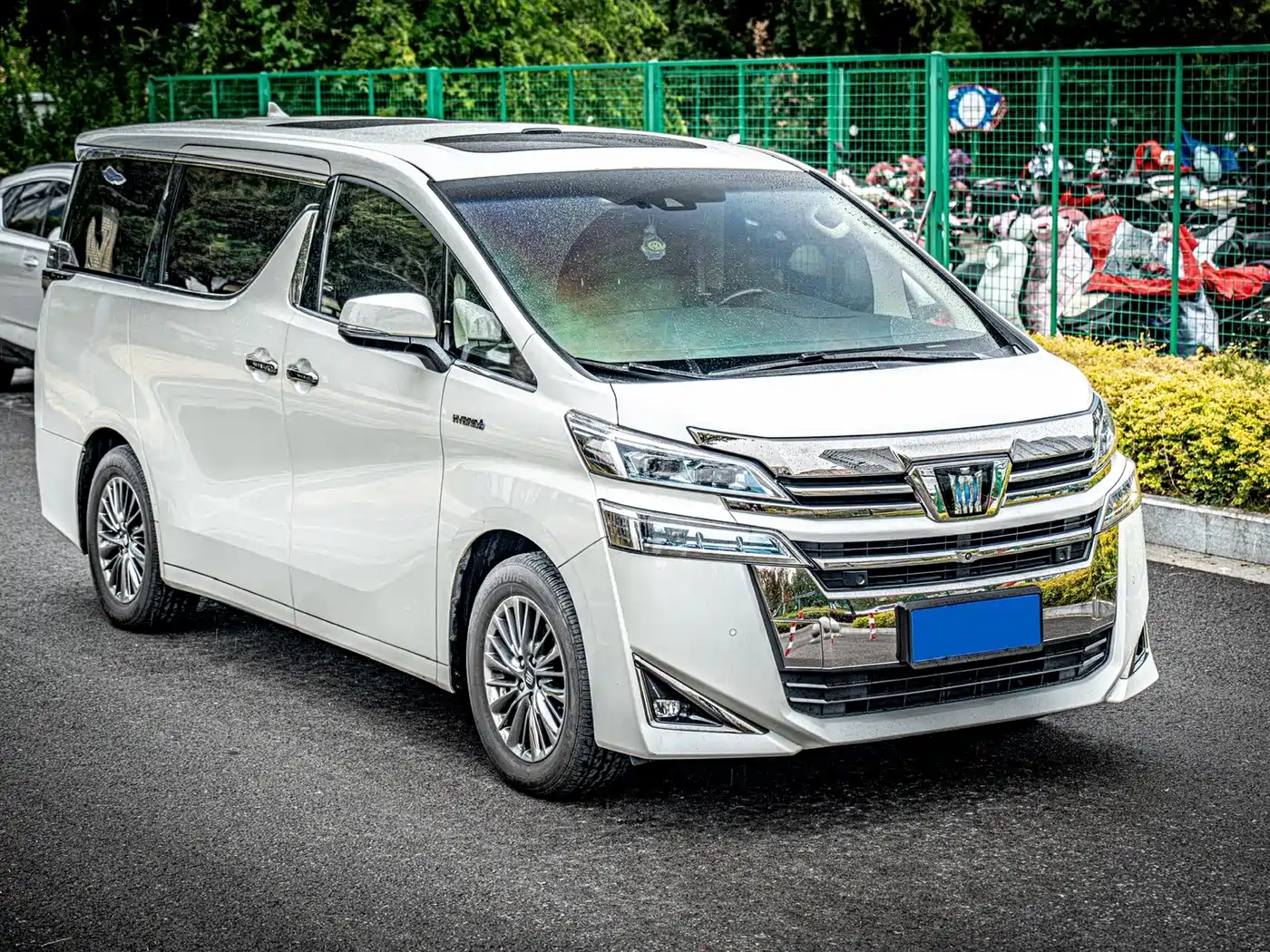 Toyota Vellfire 2021 Crown Hybrid 2.5L HV Premium Edition фото 2