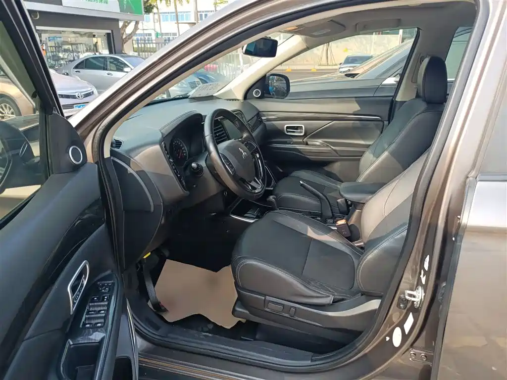 MITSUBISHI OUTLANDER