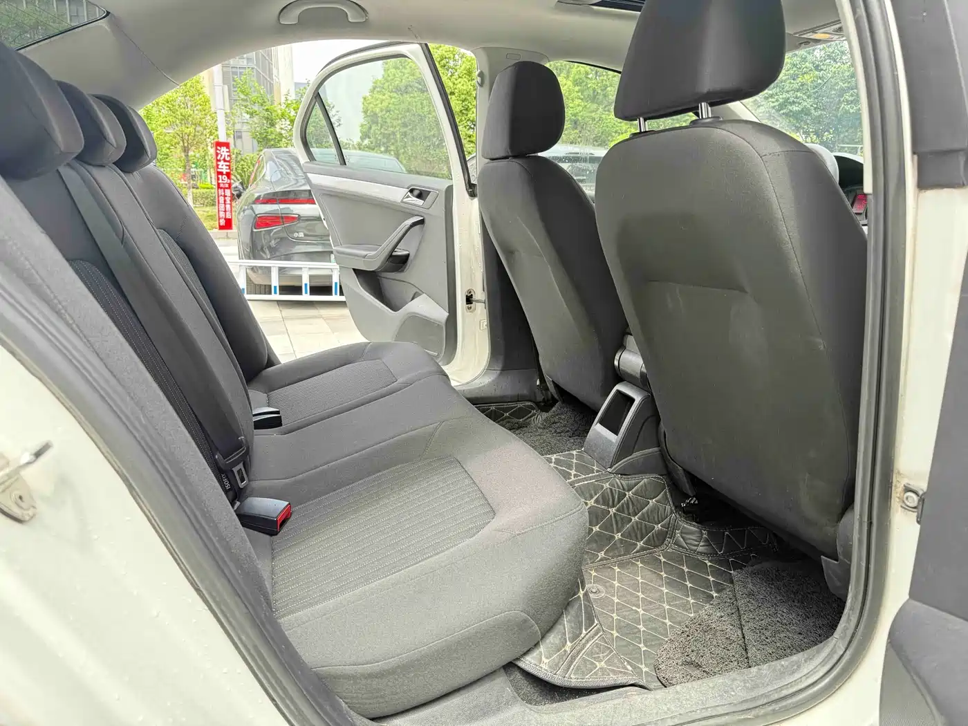 Volkswagen Jetta 2015 1.6L Auto Trend фото 8