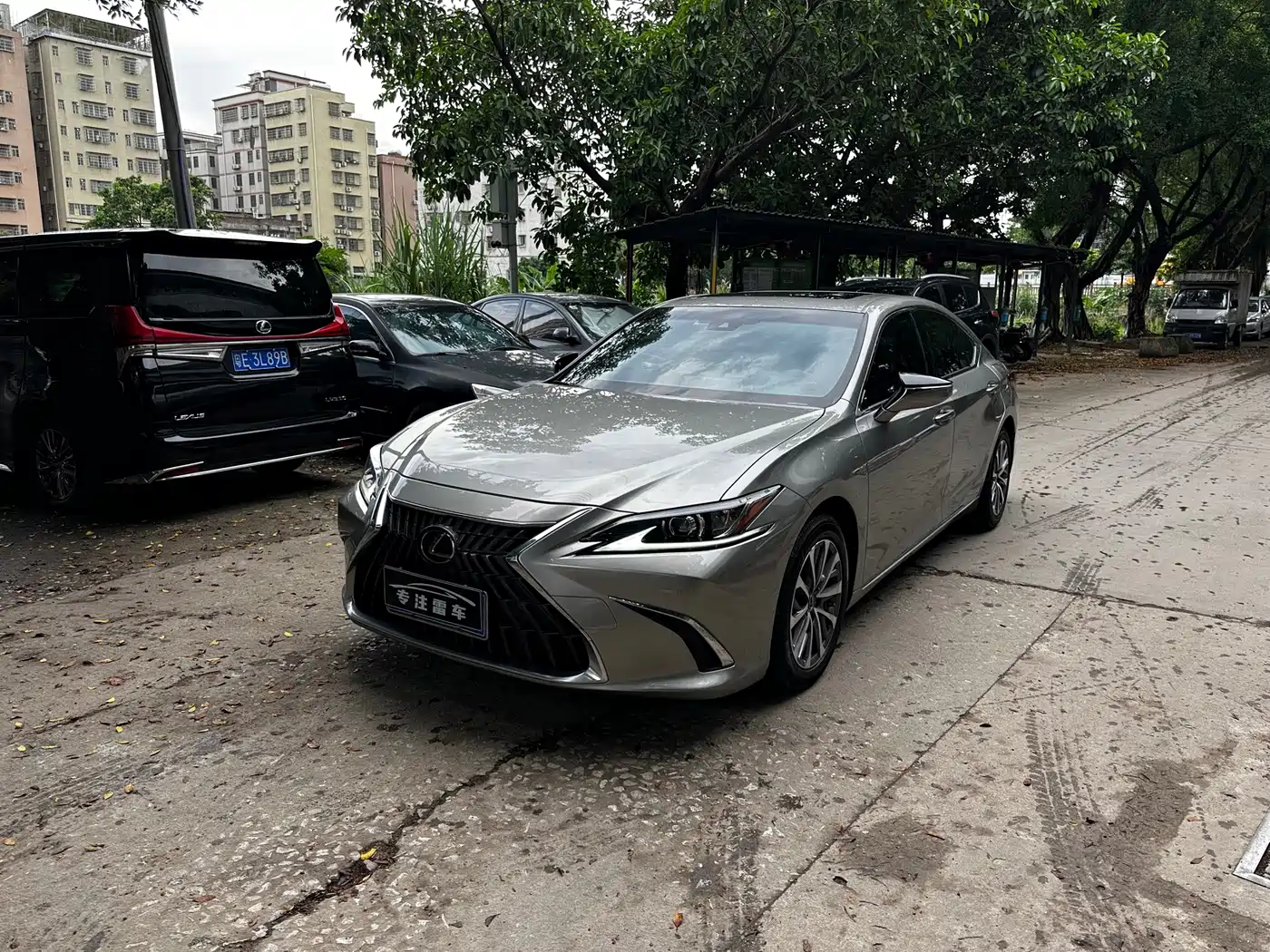 Photo 1 - Lexus ES