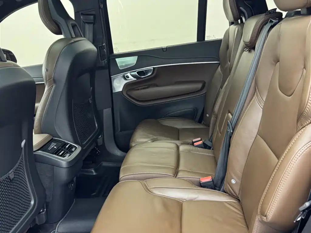 Фото 7 - Volvo XC90