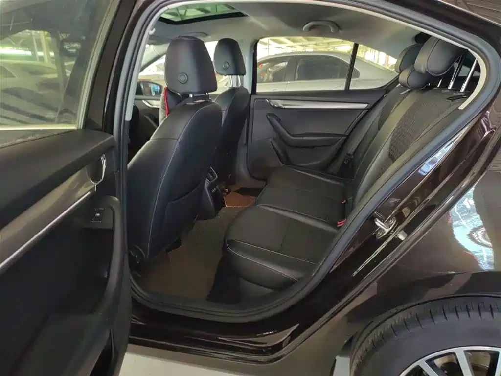 Škoda Octavia 2018 1.6L Automatic Luxury фото 13