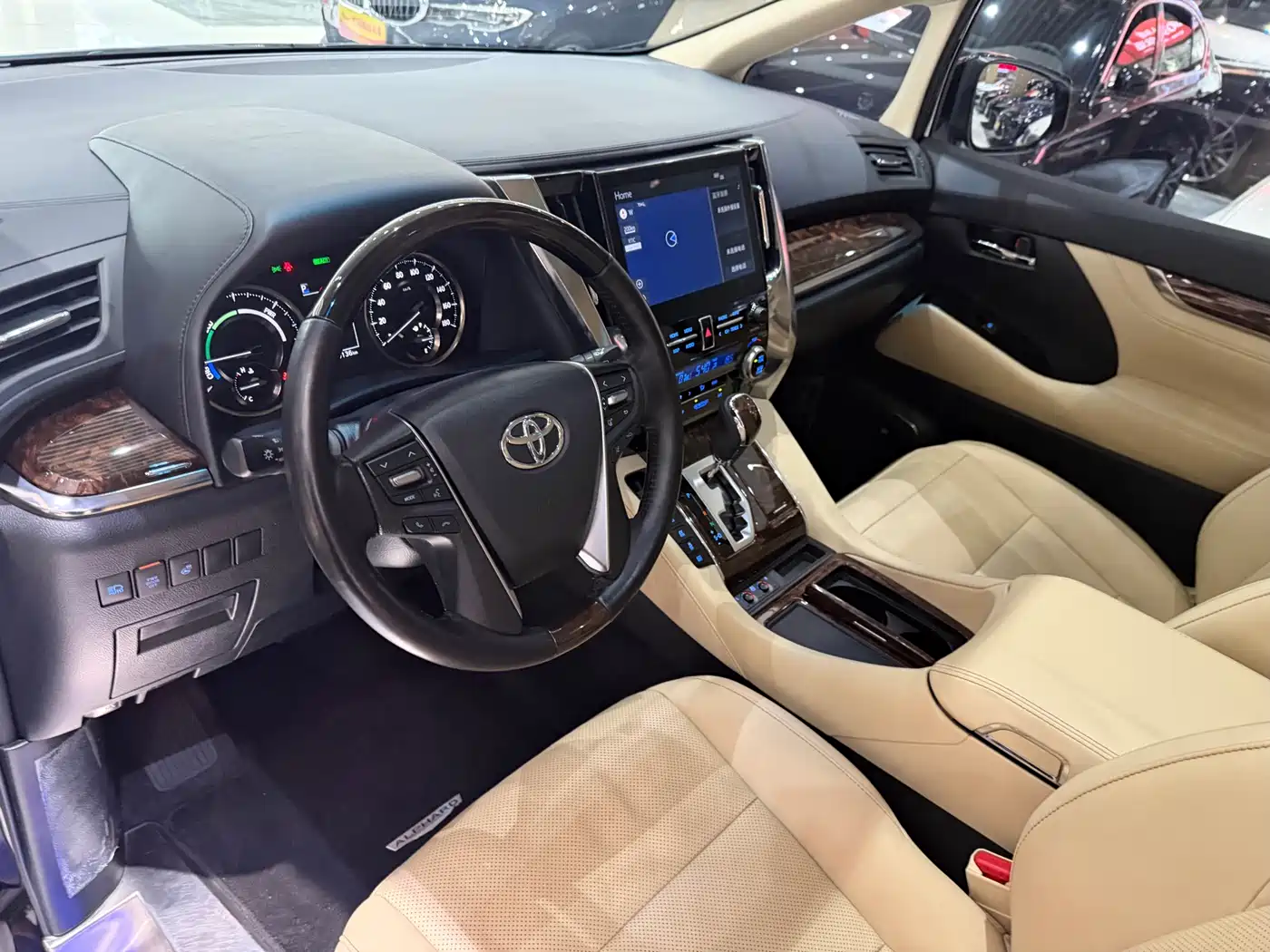 Toyota Alphard 2021 Hybrid 2.5L Luxury фото 11