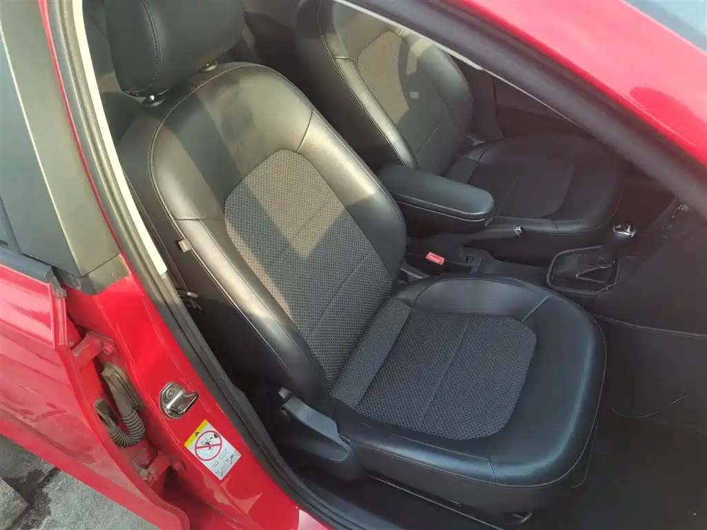 Škoda Skoda Rapid Spaceback 2014 1.6L Automatic Joy Edition фото 25