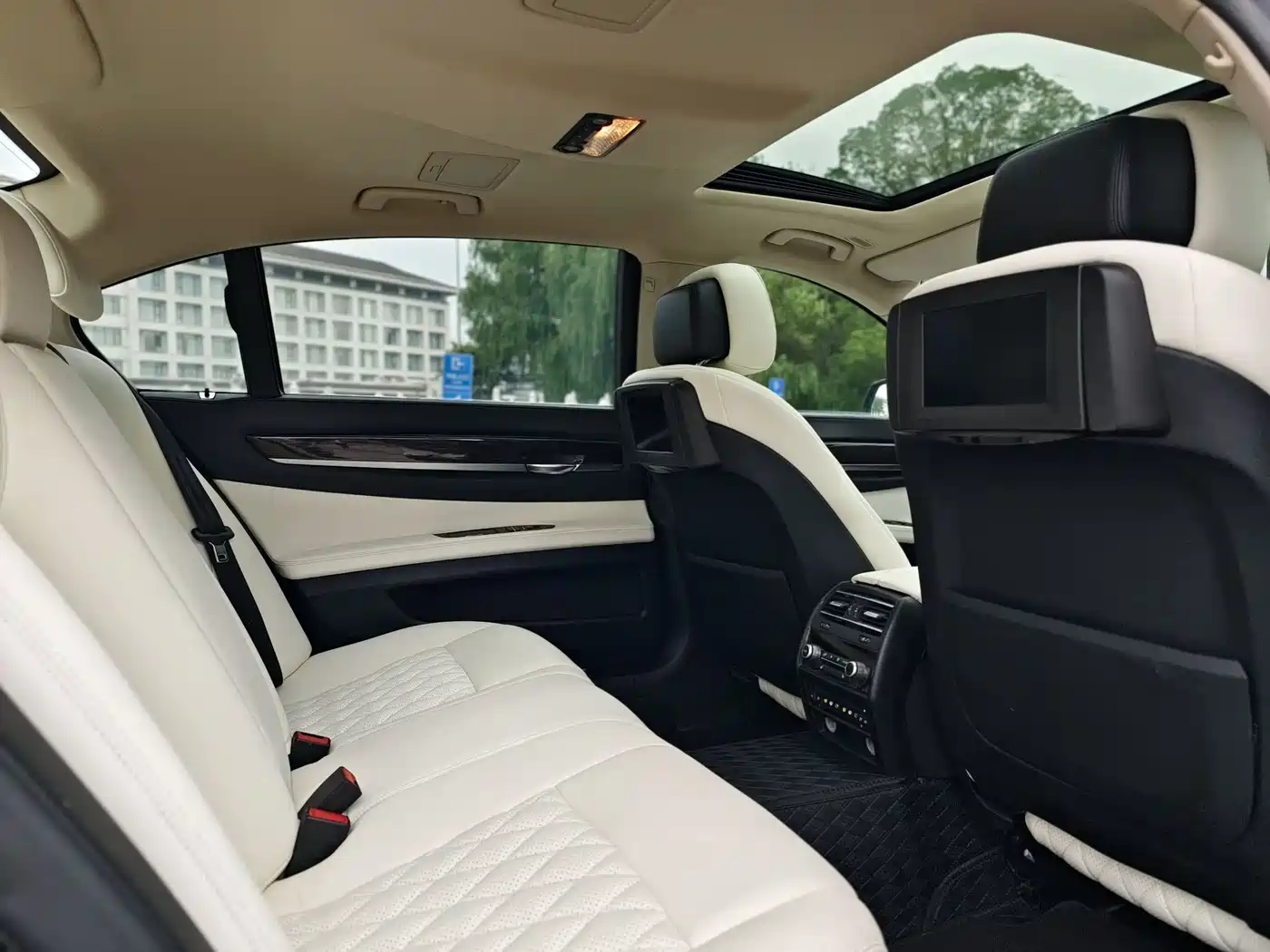 BMW 7 Series 2011 740Li Steinway Limited Edition фото 16