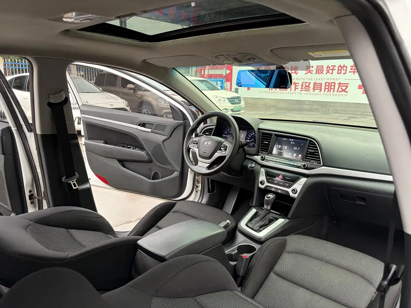 Hyundai Elantra 2018 1.6L Automatic 15th Anniversary Special Edition фото 8