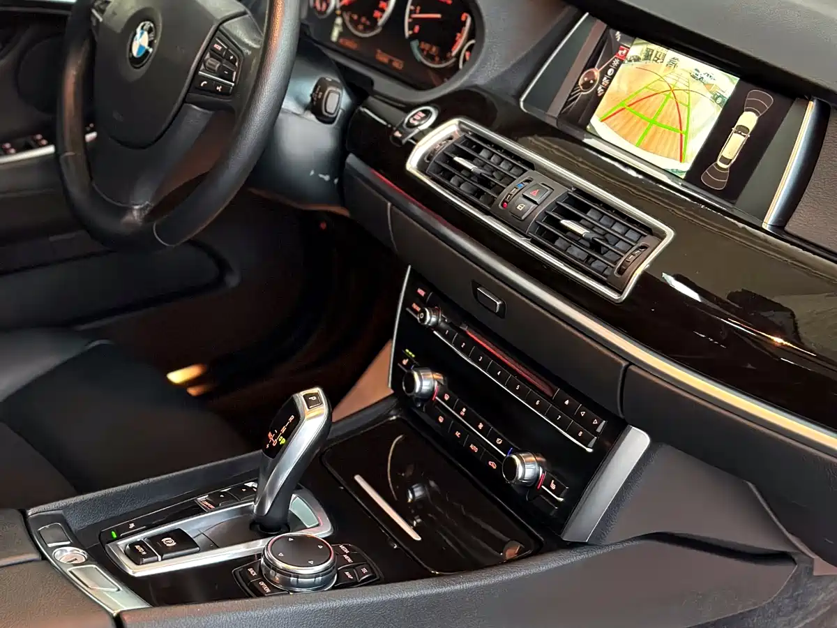 BMW 5 Series GT 2014 528i Leading фото 13