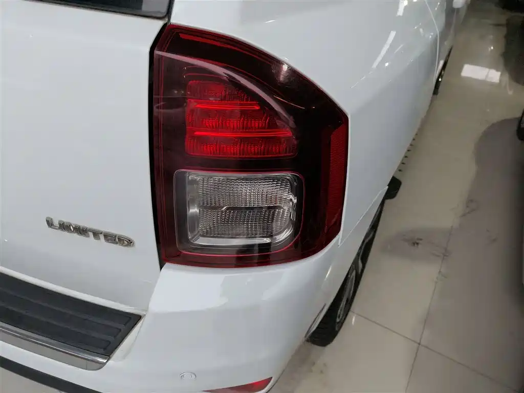 Jeep Compass (Import) 2015 2015 2.0L 2WD Luxury