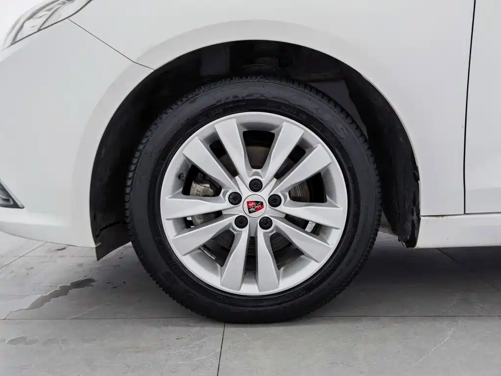 Фото 17 - Roewe 360