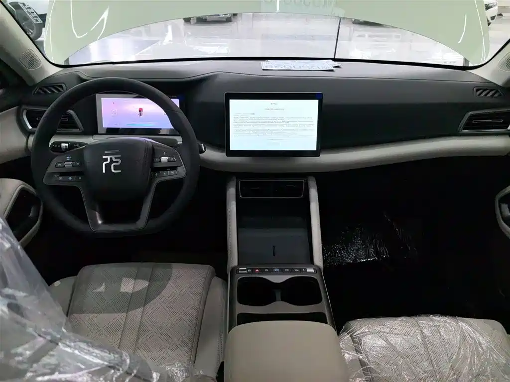 BYD Yuan UP 2025 Model 301KM Navigator фото 10