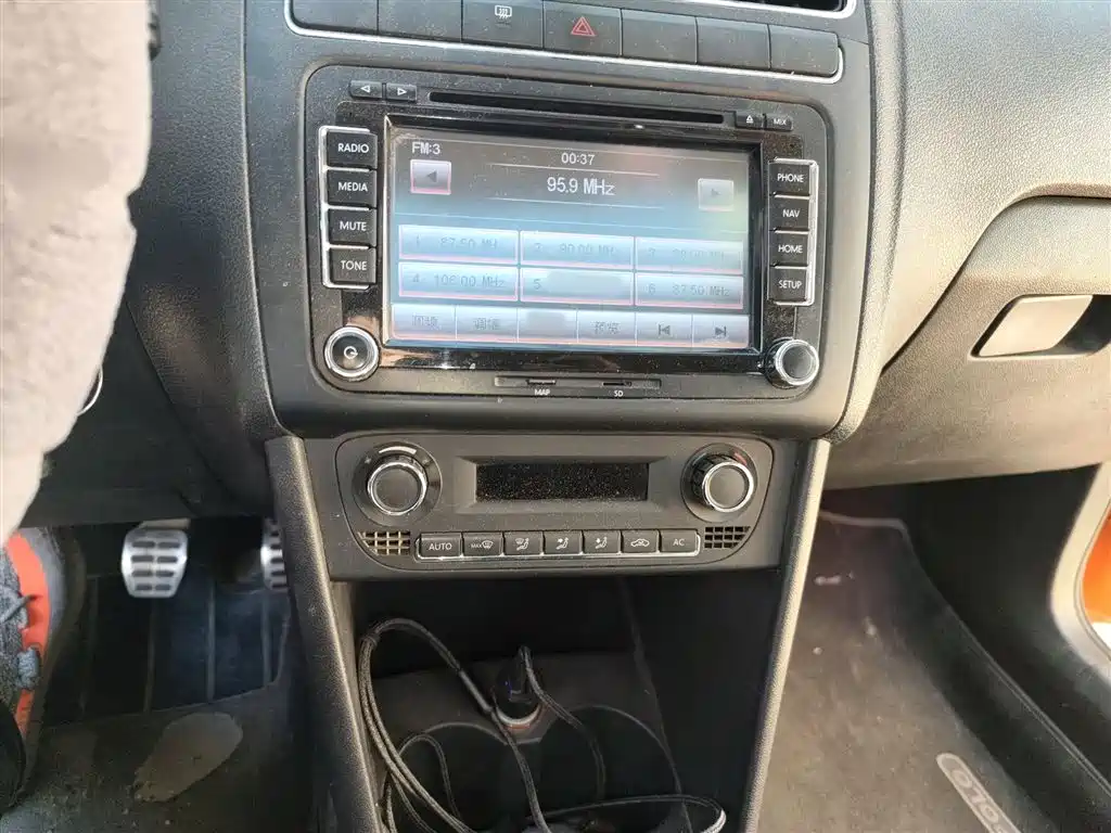 Volkswagen Polo 2012 1.6L Cross Polo MT фото 6