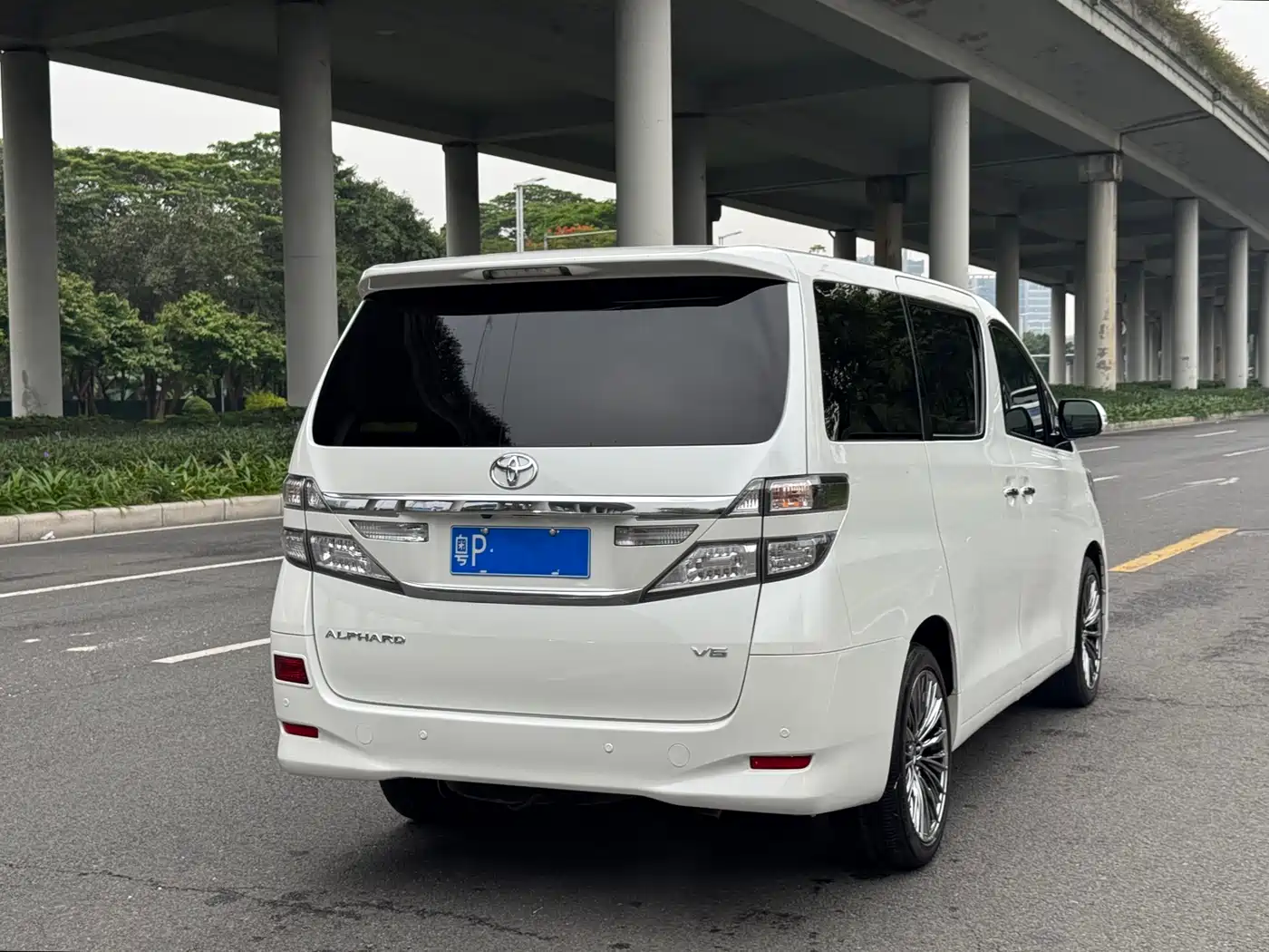 Toyota Alphard 2012 3.5L Luxury Edition фото 3