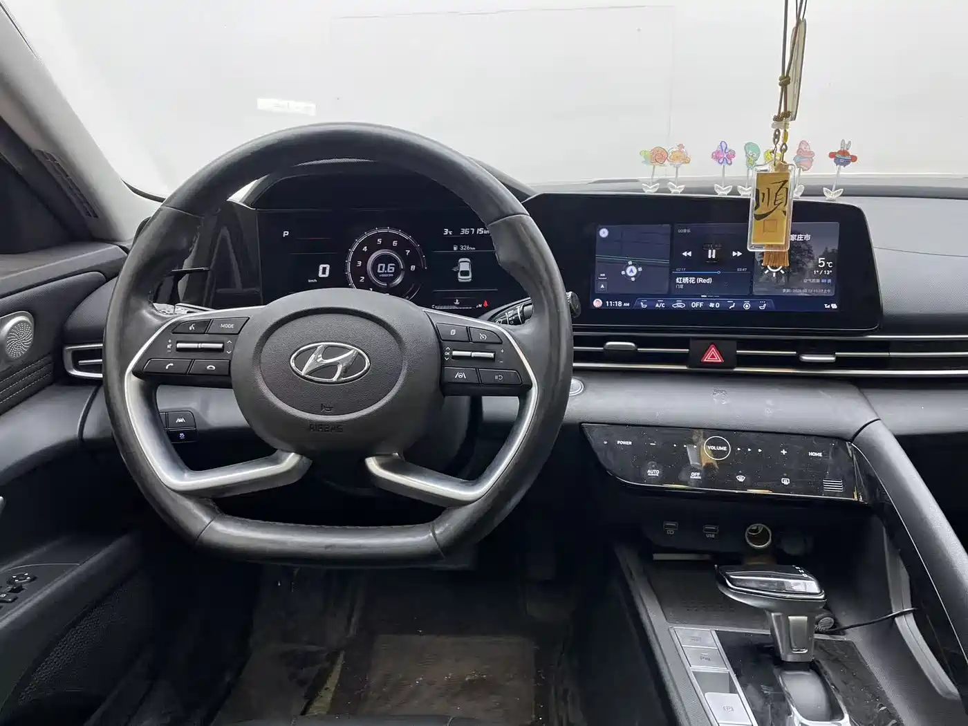 Hyundai Elantra 2021 1.5L CVT LUX Premium Edition фото 13