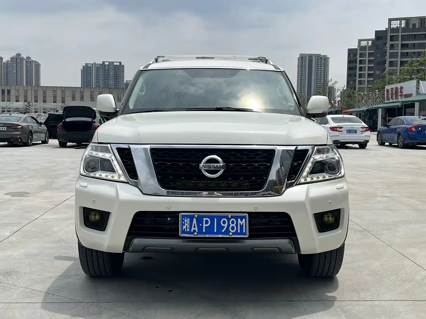 Nissan Patrol 2018 4.0L Leadership фото 2