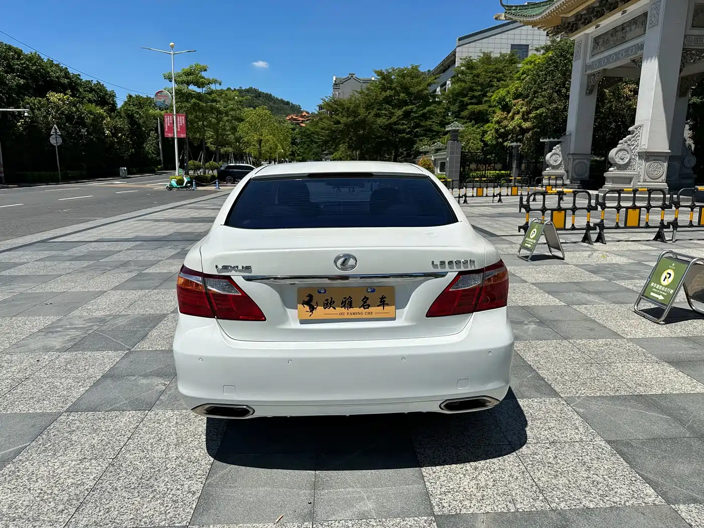 Фото 3 - Lexus LS