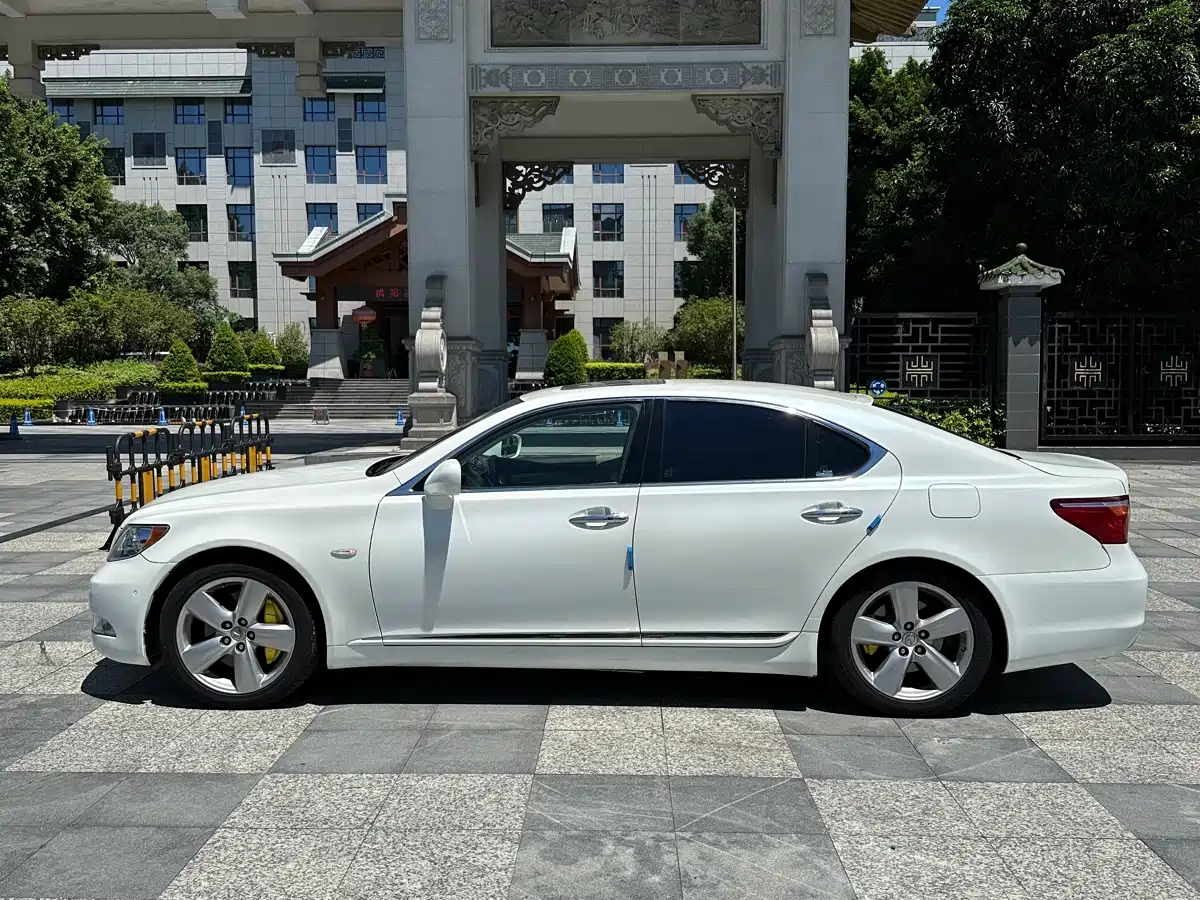 Фото 8 - Lexus LS