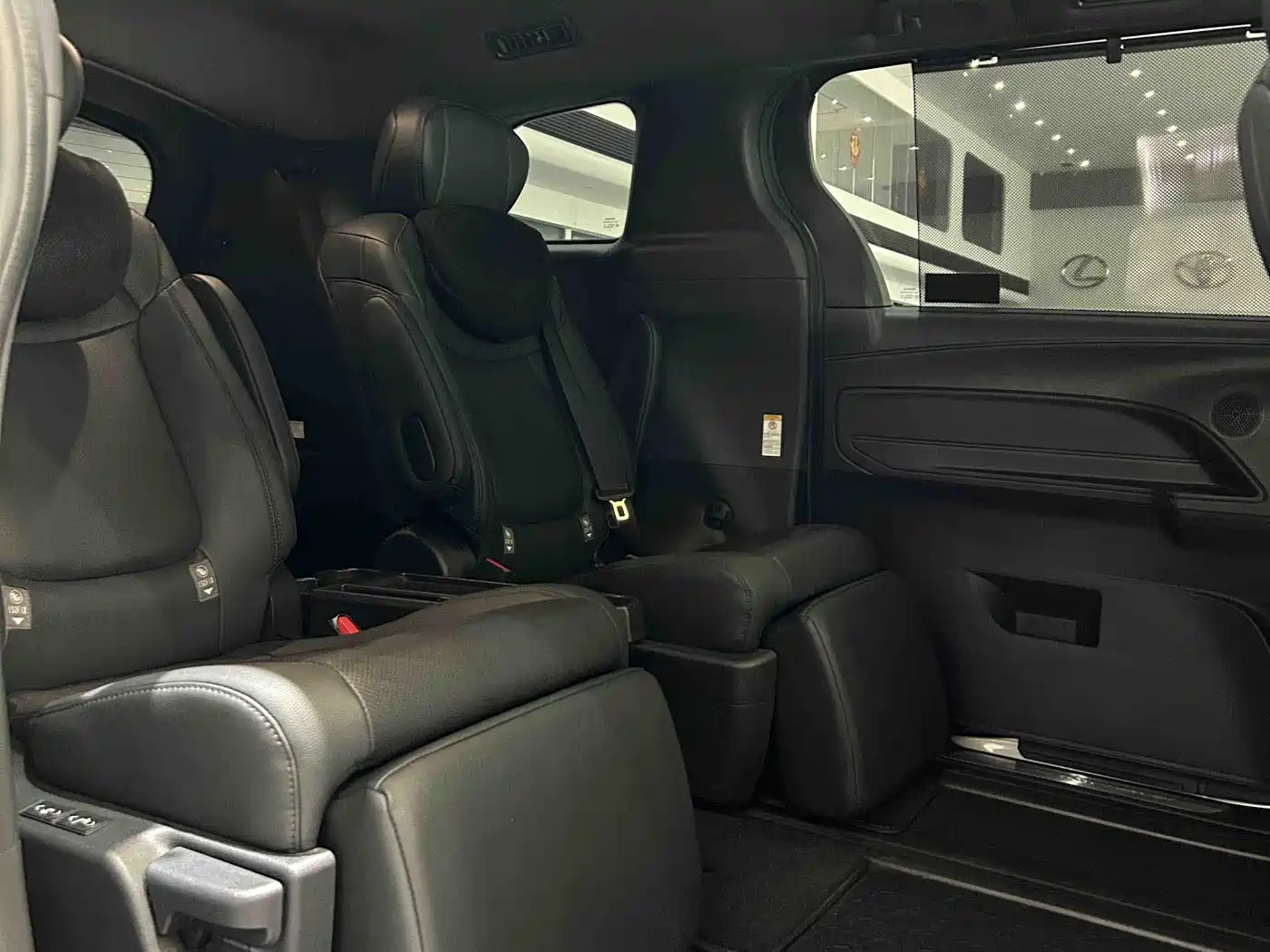 Toyota Sienna 2023 2.5L Hybrid Premium Edition фото 9