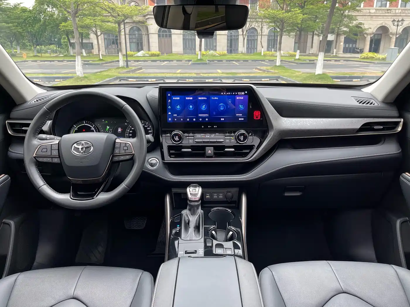 Toyota Highlander 2023 2.5L Smart Hybrid AWD Knight Edition 7-Seater фото 17