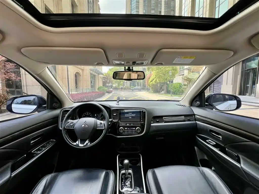 MITSUBISHI OUTLANDER